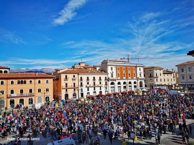 L’AQUILA, PIAZZA DUOMO STRACOLMA PER IL CARNEVALE