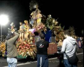 COCCIA COLAIUTA PARTECIPA AL CARNEVALE DI MADEIRA VESTITO DA DIO GRECO