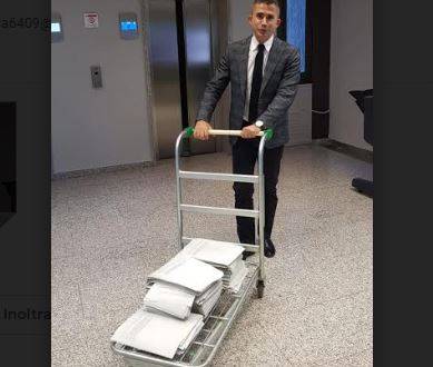 LEGGE OPIFICI INDUSTRIALI: BARRICATE IN COMMISSIONE, PAOLUCCI ARRIVA CON CARRELLO E 3.500 EMENDAMENTI