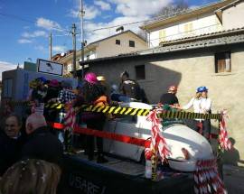 CARNEVALE: PIAZZE ABRUZZESI IN FESTA TRA EROI MARVEL, PRINCIPESSE E CARRI SATIRICI