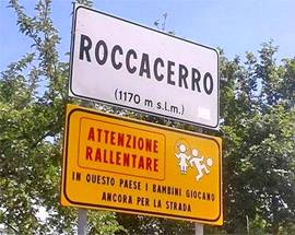 ”BAMBINI GIOCANO, RALLENTARE”, BEL CARTELLO DI UN PAESE AQUILANO