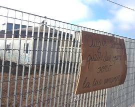 SCRITTA CONTRO IL SINDACO CIALENTE, DAVANTI  CENTRO POLIVALENTE DI PAGANICA