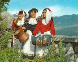 CULTURA ABRUZZESE IN MOSTRA A BOLZANO CON LE PRIME CARTOLINE POSTALI A COLORI