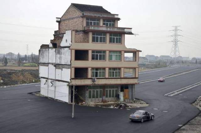 CINA: LA CASA IN MEZZO ALL’AUTOSTRADA, ”NON SI PUO’ DEMOLIRE”