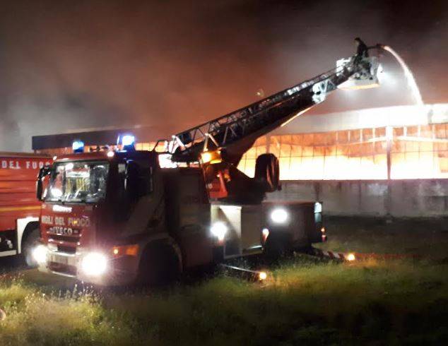 CASACANDITELLA: INCENDIO IN AZIENDA TESSILE, VIGILI FUOCO IN AZIONE