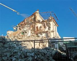 L’AQUILA: ANCORA DEMOLIZIONI, GIU’ CASA ‘STORICA’ AL TORRIONE