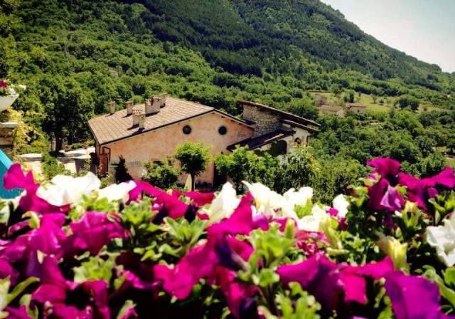 L’AQUILA: LA NUOVA VESTE DI CASALE VILLA LE MARINE: PESCE A PRANZO E A CENA, FESTE IN PISCINA E MEETING