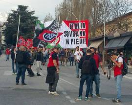 L’AQUILA: CASAPOUND IN CORTEO, ”NOSTRA UNICA DONNA CANDIDATA SINDACO”
