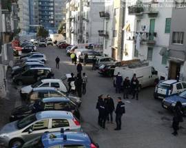 PESCARA: PROTESTA RESIDENTI CASE ATER, ”BASTA ABUSIVI!”;  FI ED M5S, ”VIA CHI HA COMMESSO REATI”