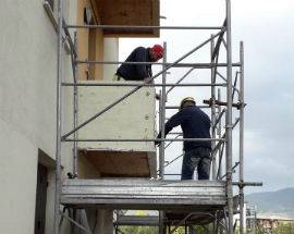 L’AQUILA: AL PROGETTO C.A.S.E. DI CESE SI SMONTANO BALCONI, INQUILINI PROTESTANO