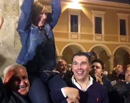 COMUNE SULMONA: BORDATE OPPOSIZIONI A GEROSOLIMO ”LICENZIA CASINI PERCHE’ NON PIU’ UTILE AI SUOI PIANI”