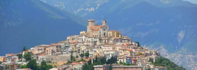 CASE A UN EURO PER RIPOPOLARE IL BORGO, L’IDEA DI CASOLI PER TRATTENERE I GIOVANI
