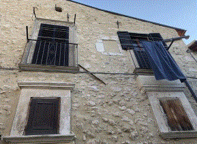 QUEI DISCENDENTI IN PLASTICA E INFISSI IN PVC CHE ROVINANO LA RINASCITA DI CASTEL DEL MONTE