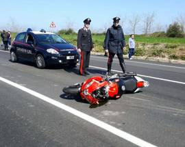 AUTO SI SCHIANTA CONTRO  MOTOCICLETTE MUORE CENTAURO DI 54 ANNI A CASTEL DI IERI