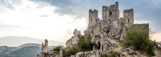 ROCCA CALASCIO TRA I CASTELLI FANTASMA PIU’ FAMOSI D’ITALIA, VIAGGIO TRA STORIA E CINEMA