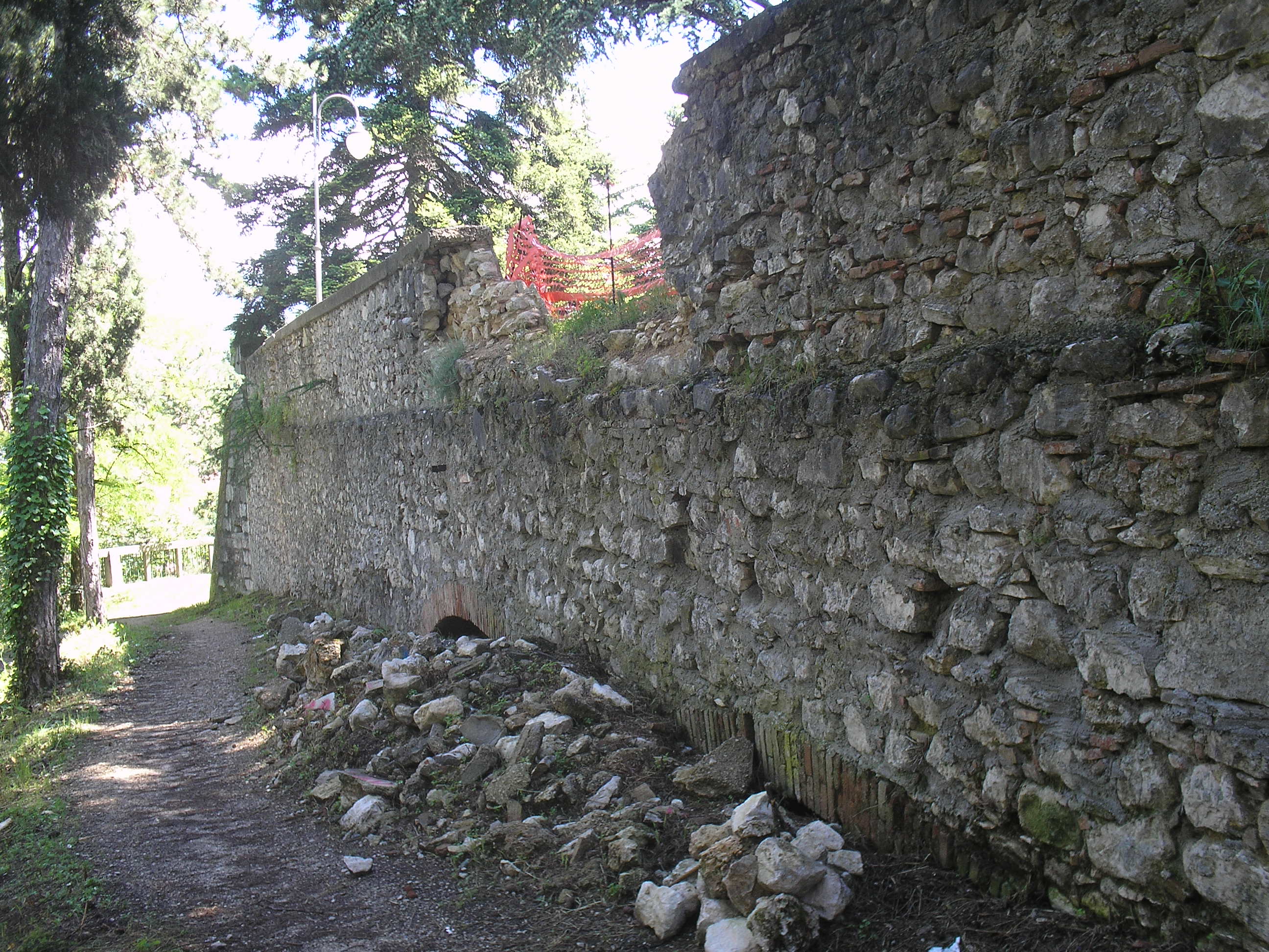L’AQUILA: DEGRADO AL CASTELLO, ”MURI ROTTI E PERCORSI IMPRATICABILI”