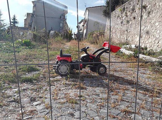 DECENNALE SISMA: SFOLLATO A CASTELNUOVO, ”VECCHIO NON E’ ANTICO, MEGLIO CASE SICURE”
