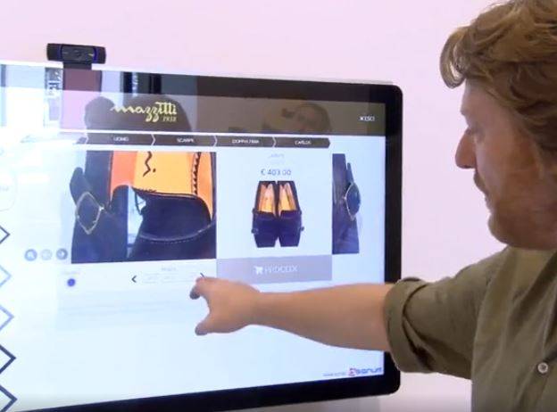 CRM FOR RETAIL A L’AQUILA: LA VETRINA SMART E VIRTUALE DENTRO LO STORICO NEGOZIO DI CALZATURE MAZZITTI 1938