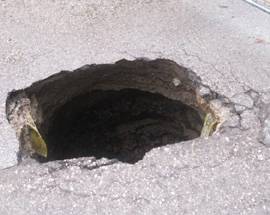 PESCARA: SI ROMPE UNA FOGNA, SULLA STRADA SI APRE VORAGINE