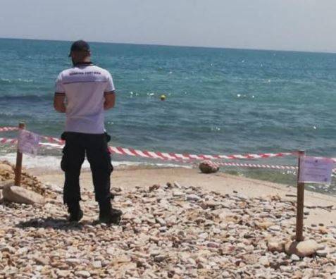 VASTO: SEQUESTRATE STRUTTURE ABUSIVE DI CEMENTO SULLA SPIAGGIA