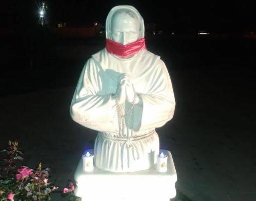 L’AQUILA: CASAPOUND ”IMBAVAGLIA” MONUMENTI, ”NO A CENSURA SOCIAL”