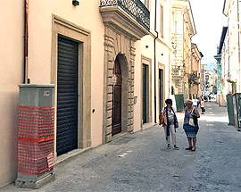 L’AQUILA: VERRA’ RIMOSSA L’ORRENDA CENTRALINA CON I CONTATORI IN CENTRO