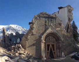 AMATRICE: CROLLA PARTE DI CHIESA DOPO SCOSSA 3.8 SENTITA ANCHE IN ABRUZZO, SOLIDARIETA’ DAL PAPA