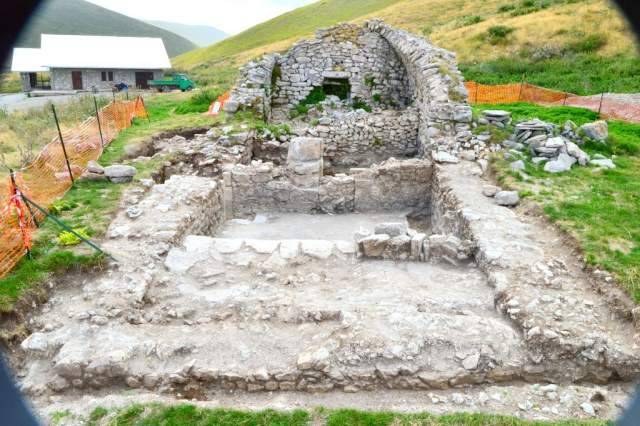 RESTI CHIESA DEL XII SECOLO E REPERTI CERAMICI SCOPERTI A CAMPO IMPERATORE