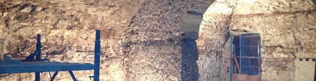 L’AQUILA DEL DUECENTO TRA LE MACERIE: SPUNTA LA CHIESA NEL PALAZZO NOBILIARE