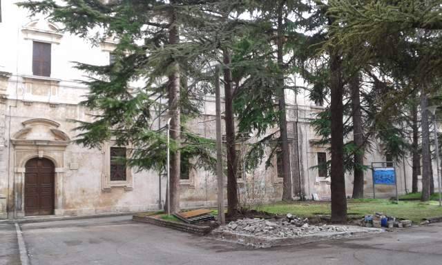L’AQUILA: CON IL VECCHIO CHIOSCO ALL’EX OSPEDALE SE NE VA UN PEZZO DI STORIA
