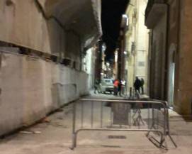 L’AQUILA: PALAZZO ‘A RISCHIO CROLLO’ IN CENTRO, RESIDENTI E COMMERCIANTI CONTRO CHIUSURA CORSO