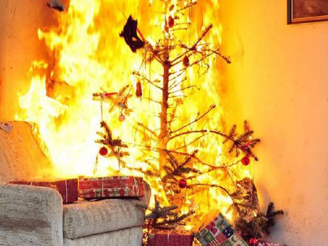 MONTESILVANO: ALBERO DI NATALE PRENDE FUOCO PER CORTO CIRCUITO