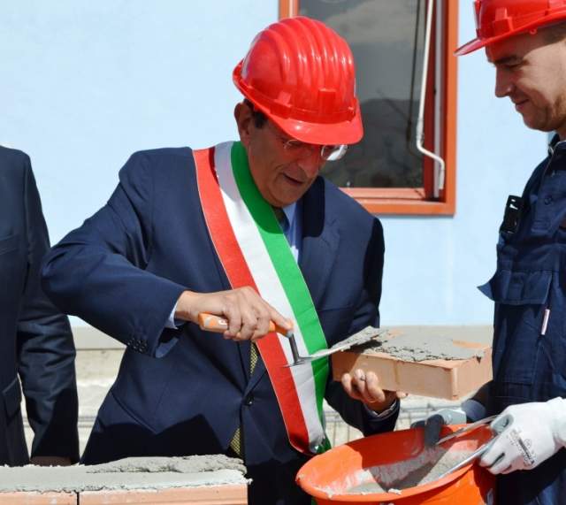 L’AQUILA: IL ”SINDACO-MURATORE”, CIALENTE SI IMPROVVISA MANOVALE