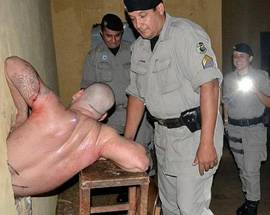 GALEOTTO OBESO TENTA LA FUGA MA RESTA INCASTRATO NEL MURO