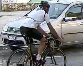CICLISTA INVESTE BIMBA SU LUNGOMARE E SCAPPA: QUESTURA DIFFONDE FOTO
