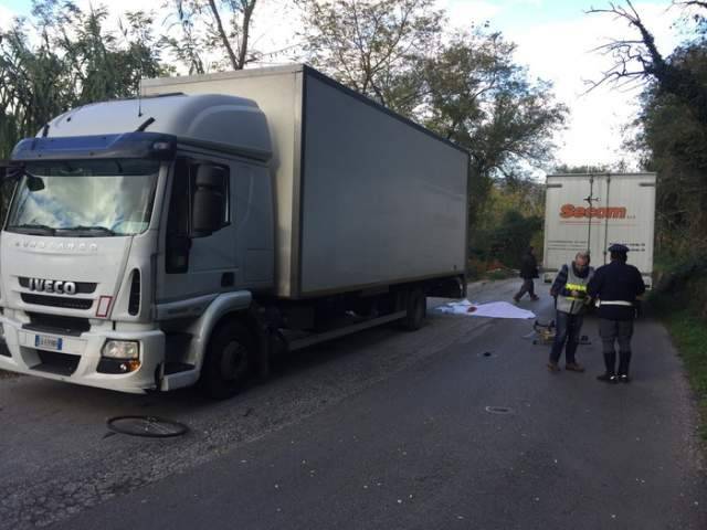 FINISCE CONTRO UN CAMION, 57ENNE IN BICI MUORE AD ANCARANO