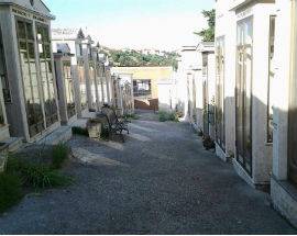 CHIETI: 44ENNE SI SUICIDA AL CIMITERO L’ULTIMO DELL’ANNO