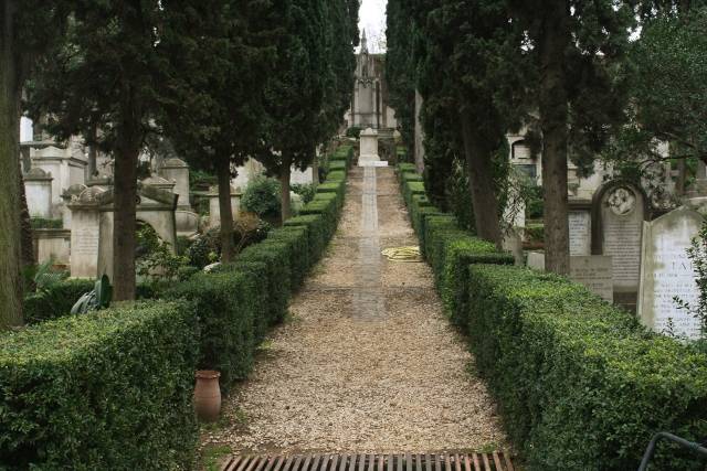 SANTO STEFANO: RESTI MACABRI, SACCHI CON OSSA AL CIMITERO
