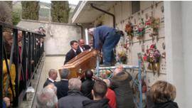 FUNERALI ROCAMBOLESCHI IN CIMITERO AQUILANO, DENUNCIA DI UN CITTADINO