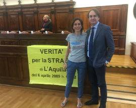 TERREMOTO 2009: GIUSTIZIA PER LE VITTIME, IN CONSIGLIO L’AQUILA TORNA STRISCIONE