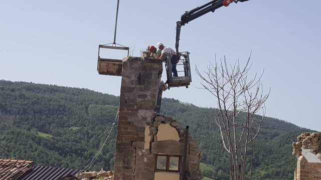 ABRUZZO FIRMA ”MIRACOLOSO” RECUPERO DI AFFRESCO DEL 1500 TRA MACERIE ACCUMOLI