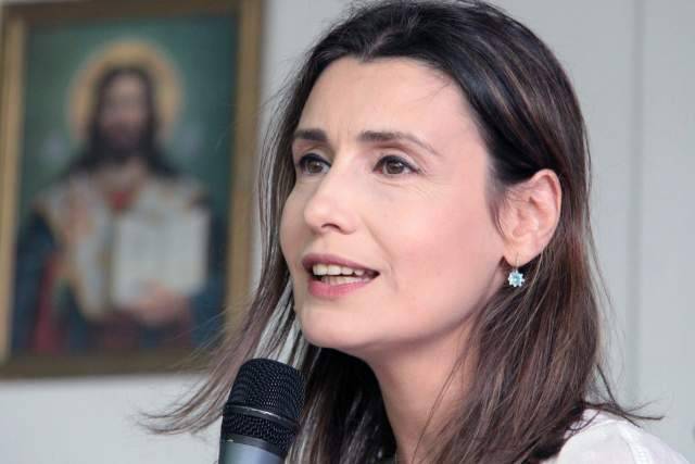 SARA TOMMASI COME CLAUDIA KOLL, INIZIA UN PERCORSO SPIRITUALE
