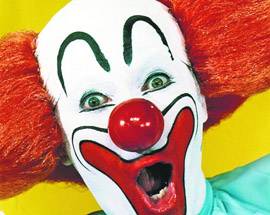 NEL CHIETINO CACCIA AL CLOWN CATTIVO VESTITO DA GIULLARE, TERRORIZZA I BIMBI