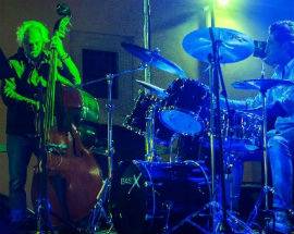 QUATTRO AMICI, QUATTRO STRUMENTI, UNA PASSIONE: IL JAZZ TRIO CLUB, DA L’AQUILA ALLA CAPITALE