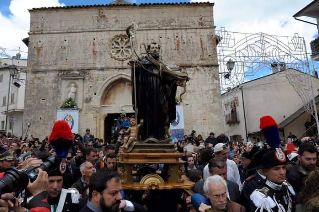 IN 10 MILA A COCULLO PER IL RITO DEI SERPARI, NIENTE PIOGGIA E SPINA RINGRAZIA SAN DOMENICO