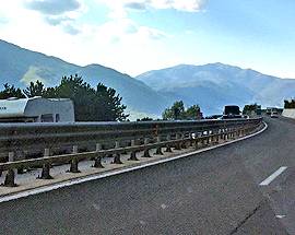 A24: AUTO IN FIAMME, STRADA CHIUSA E LUNGA CODA DI MEZZI