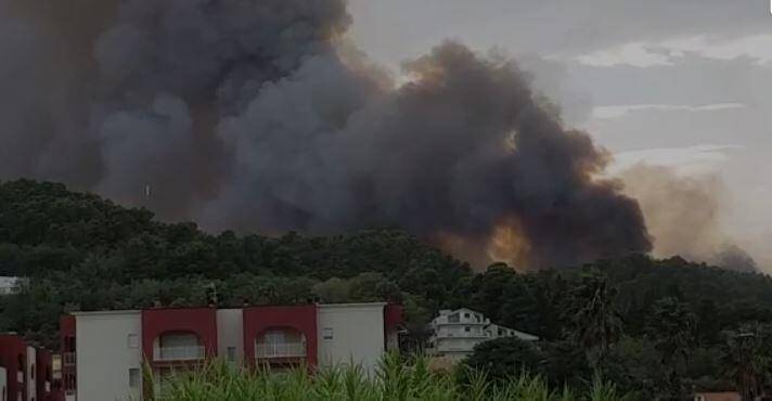 PESCARA, GRAVE INCENDIO A COLLE RENAZZO: MINACCIATE CASE E ATTIVITA’ COMMERCIALI