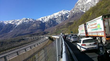 INCIDENTE IN GALLERIA SULL’A24, UN FERITO E TRAFFICO BLOCCATO