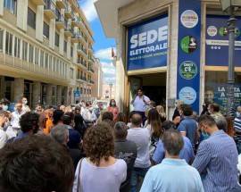 CHIETI: DE CESARE INAUGURA COMITATO ELETTORALE IN CENTRO STORICO E ATTACCA DURAMENTE AVVERSARI