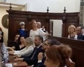 COMUNE L’AQUILA: SI SPACCA MAGGIORANZA CENTRODESTRA SU ACCOGLIENZA MIGRANTI